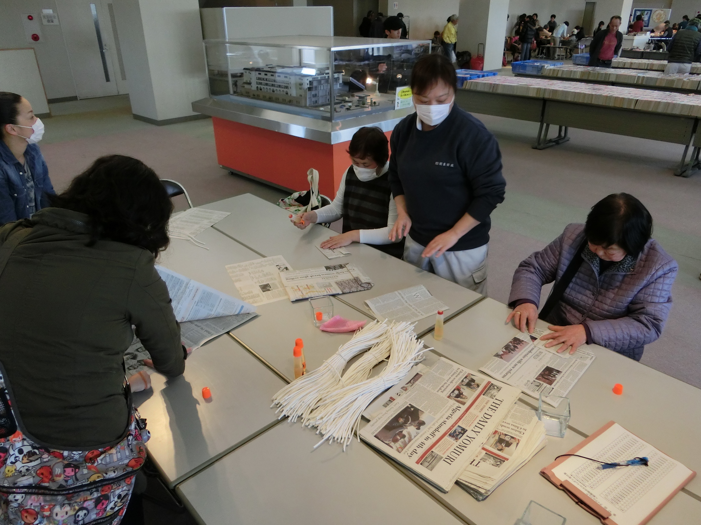 古新聞のエコバッグ作り体験