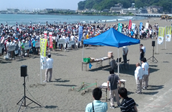 2012年5月27日　日曜日快晴です。今日は江ノ島で海岸清掃に参加しました。